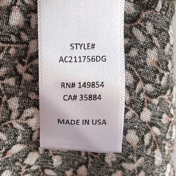 Sadie & Sage Bell Sleeve V-Neck Blouse Size Small - Picture 7 of 7